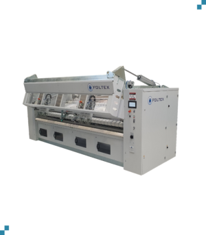 Foltex FlexFeed LP2–300–400 invoermachine voor linnengoed met bedieningsscherm aan de zijkant